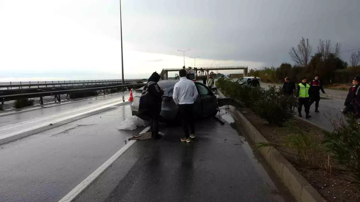 Manavgat\'ta lüks otomobilin karşı şeride geçmesiyle kaza: 3 yaralı