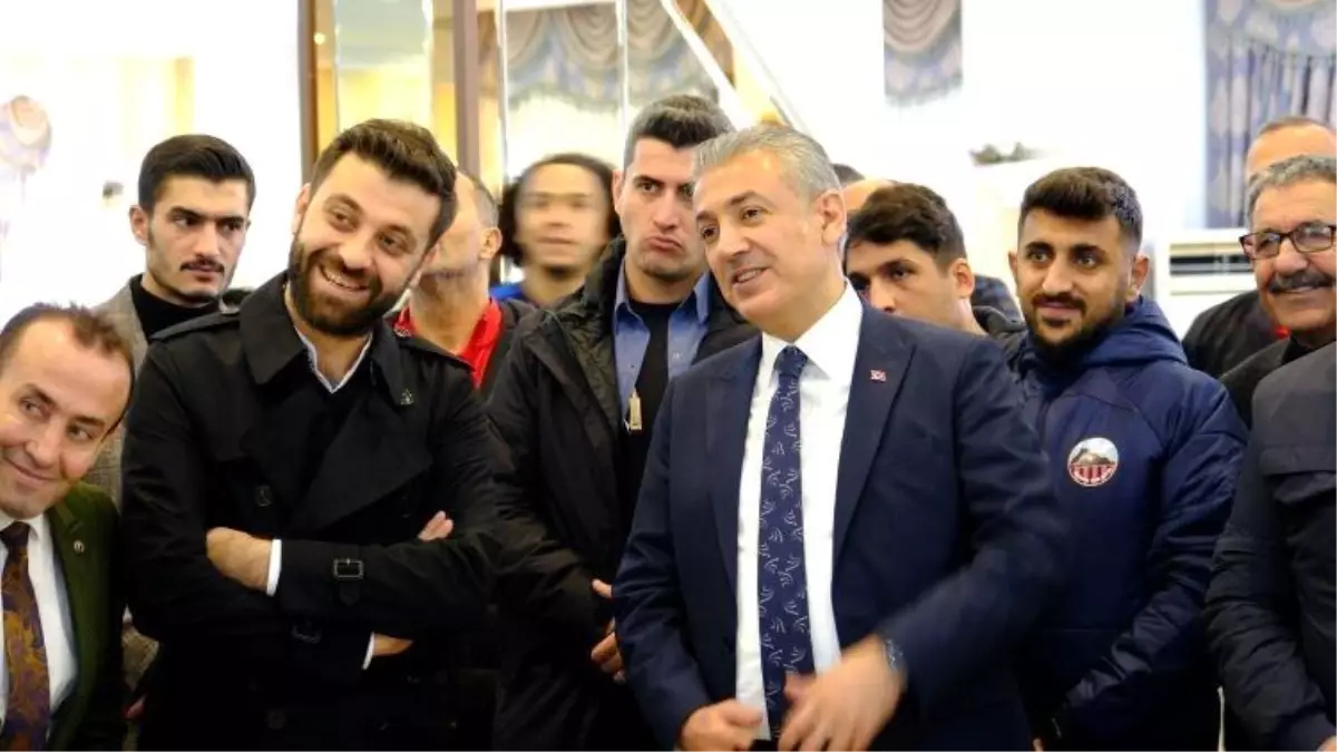 Mardin Valisi ve Büyükşehir Belediye Başkan Vekili Tuncay Akkoyun, Mardin 1969 Spor ile bir araya geldi