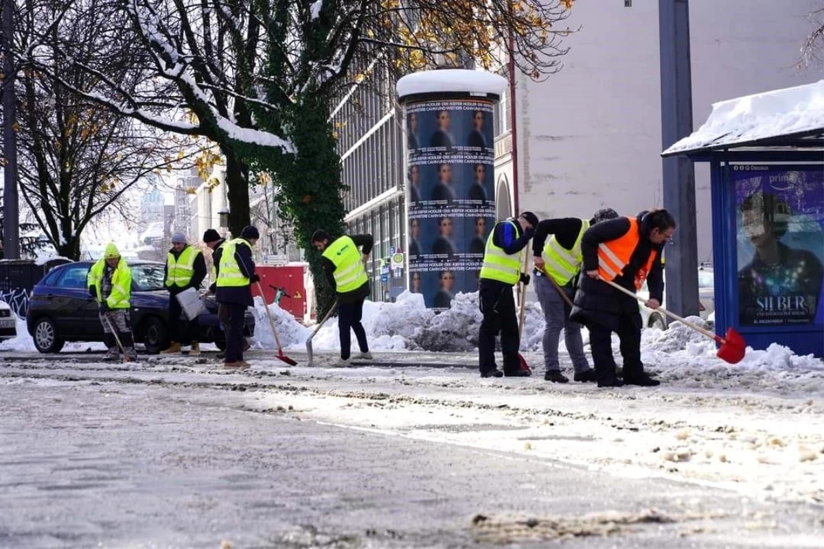 Almanya\'da Kar Yağışı Nedeniyle Yüzlerce Uçuş İptal Edildi