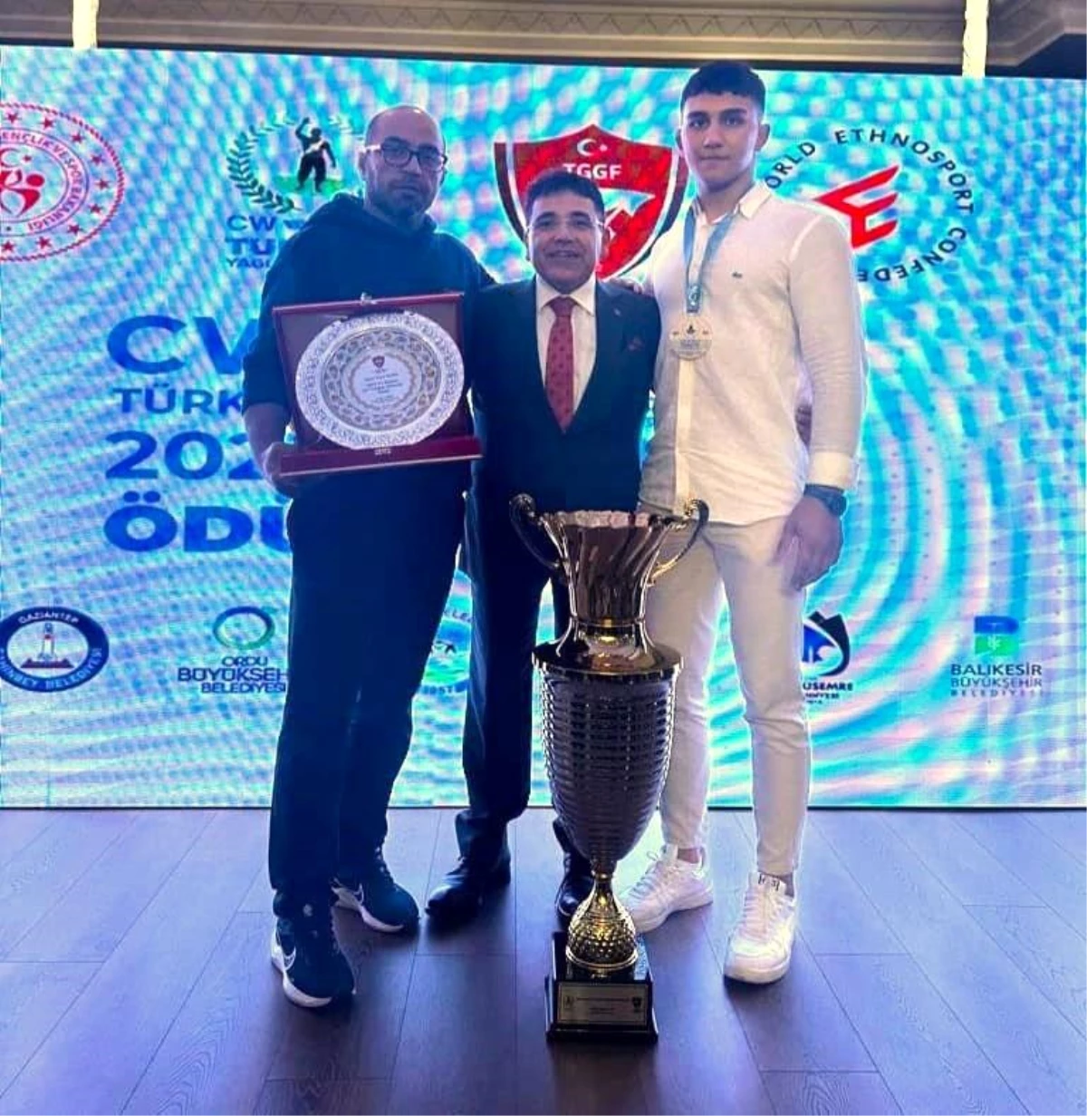 Pamukkale Belediyespor Yağlı Güreşçisi Beytullah Sarı Şampiyonluk Ödülünü Aldı