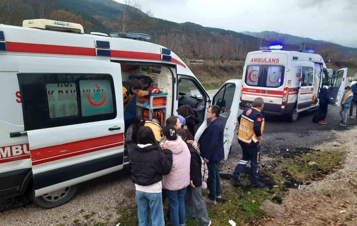 Simav\'da servis minibüsü kaza yaptı: 14 çocuk hafif yaralandı