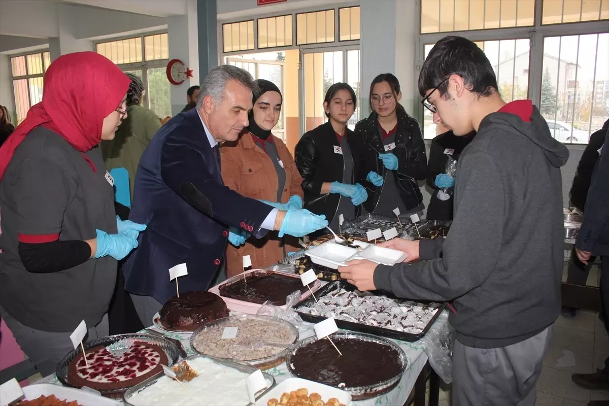 Suluova\'da lise öğrencileri Filistinli çocuklar için kermes düzenledi