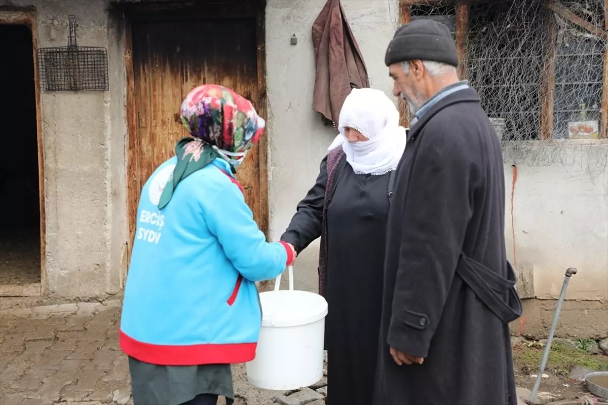 Vefa ekibi yaşlı çiftin ineklerini sağdı