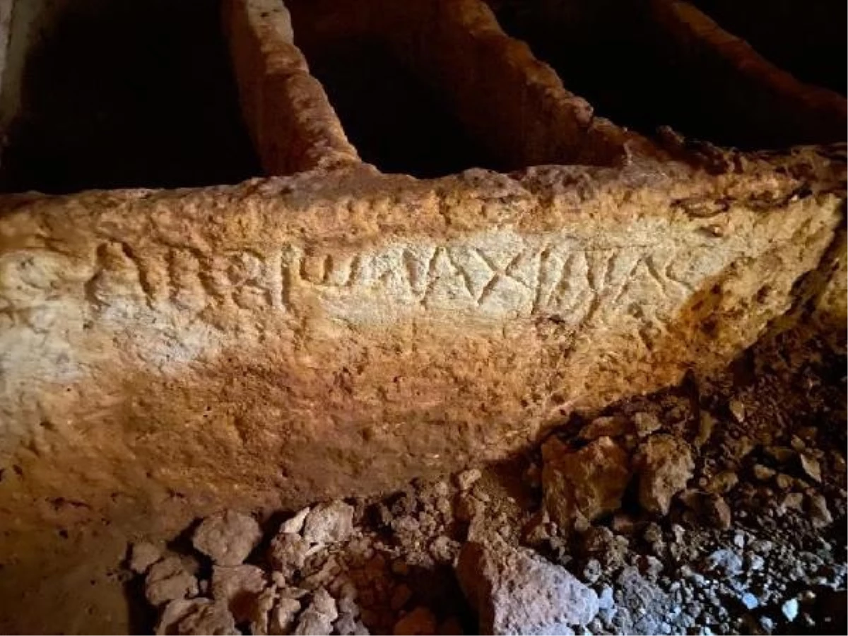 Perre Antik Kenti\'nde 1800 yıllık oda mezar bulundu