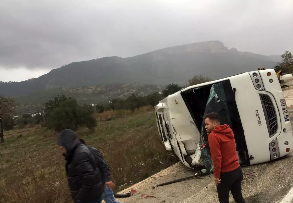 Silifke\'de Ambulansa Arkadan Çarpan Otobüs Devrildi