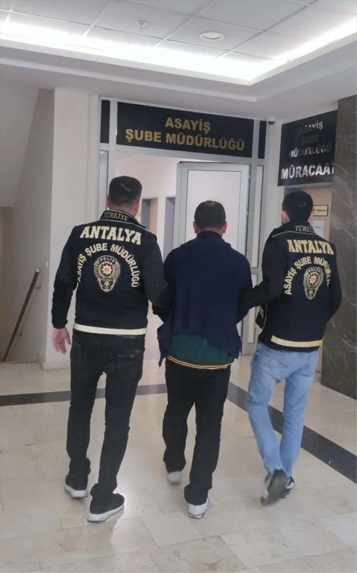 Antalya\'da çeşitli suçlardan aranan zanlı tutuklandı