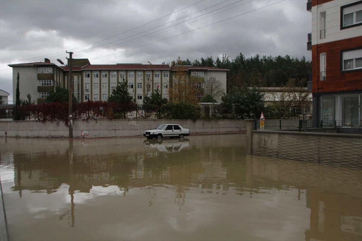 Antalya Serik\'te sağanak yağışlar hayatı olumsuz etkiledi