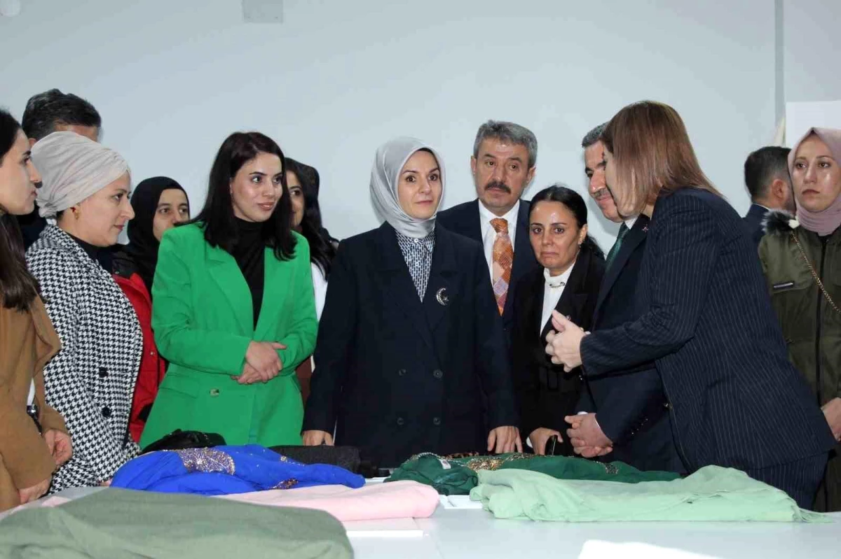Aile ve Sosyal Hizmetler Bakanı Mahinur Özdemir Göktaş, çocuklarla oyun oynadı, girişimci kadınların taleplerini dinledi