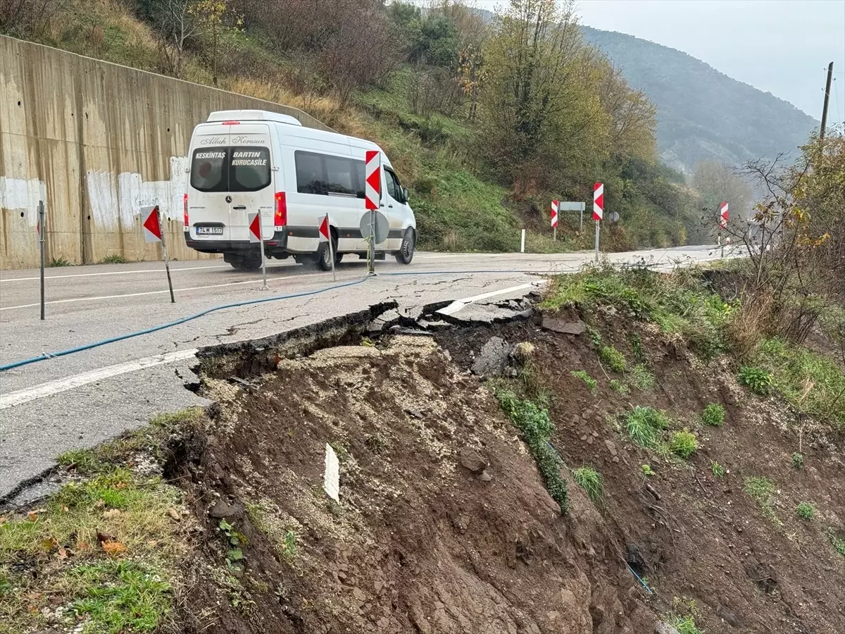 Kastamonu Cide\'de heyelan: Ulaşım tek şeritten çift yönlü veriliyor