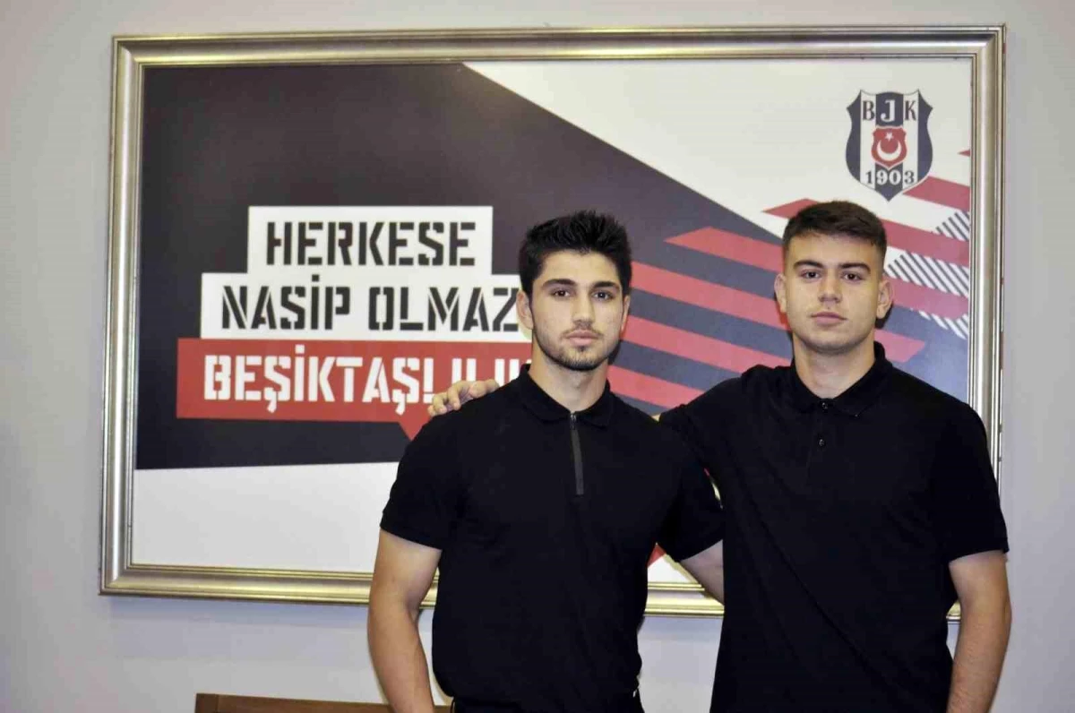 Beşiktaş\'ta genç futbolculara profesyonel sözleşme imzalandı