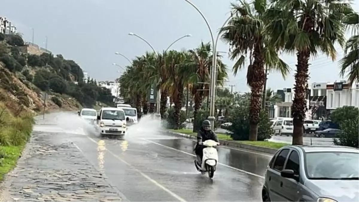 Bodrum\'da kuvvetli yağış sonrası evler ve yollar su altında kaldı