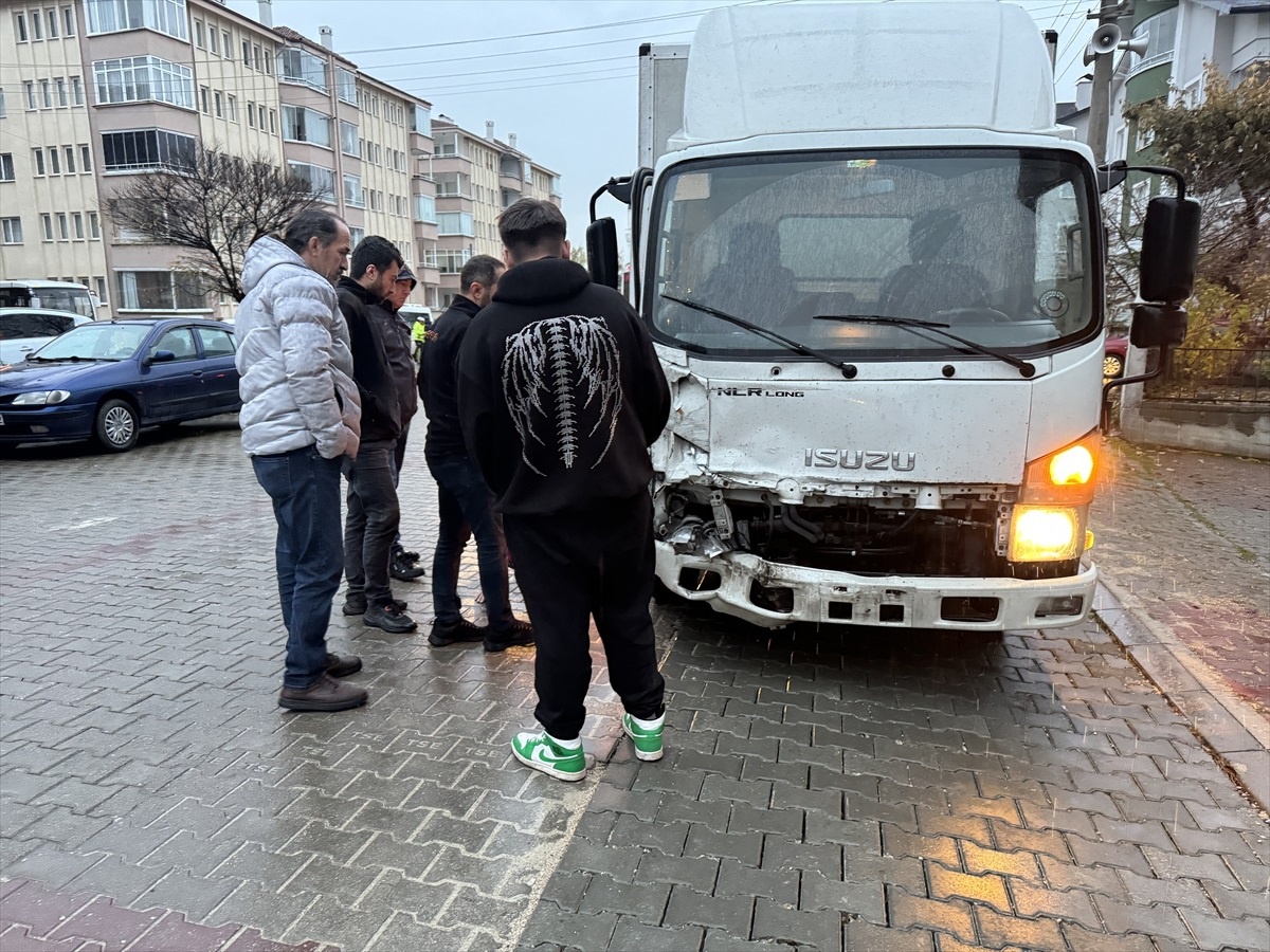 Bolu\'da özel halk otobüsü ile kamyonetin çarpışması sonucu 3 kişi yaralandı