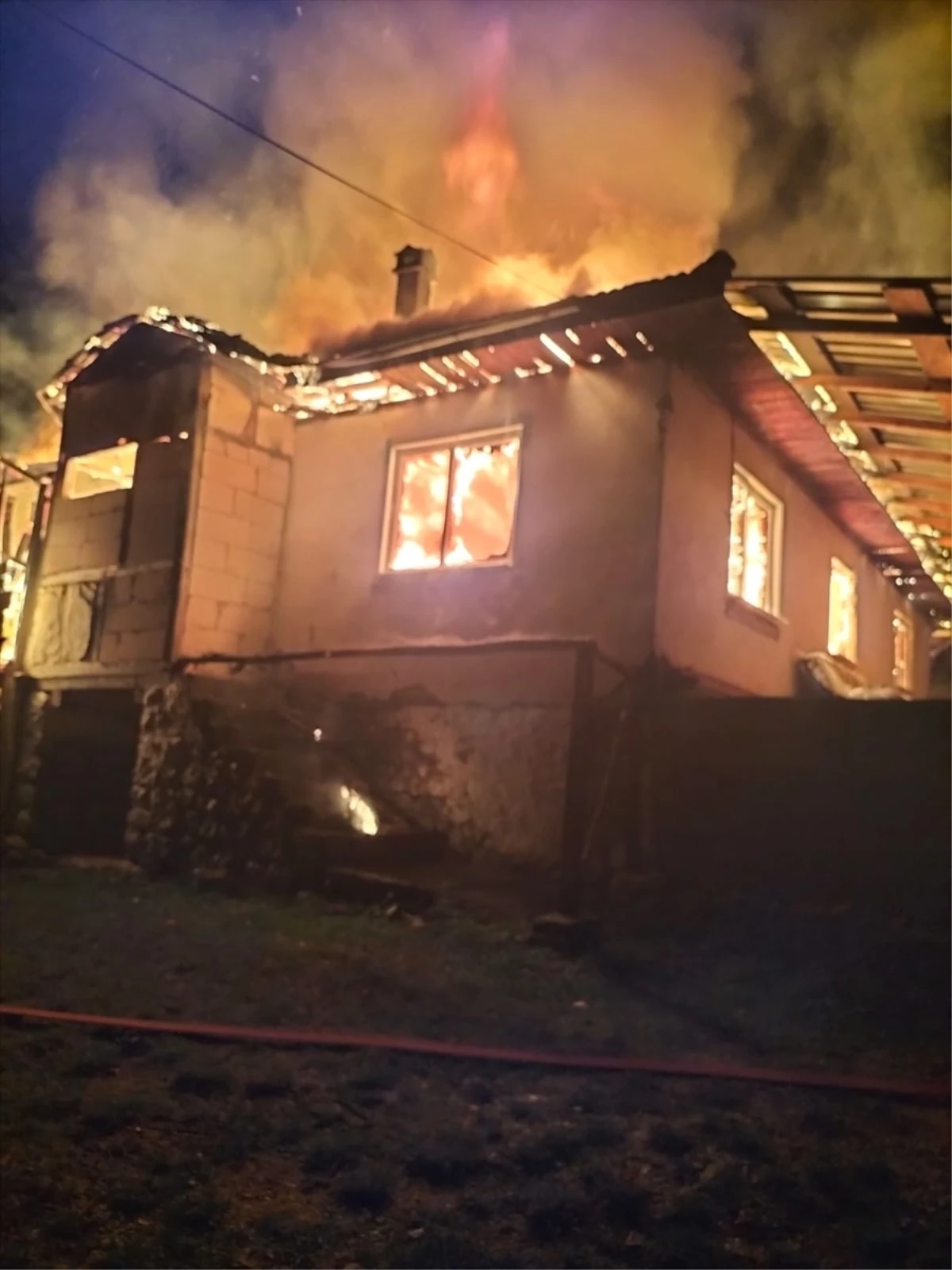 Bolu\'da tek katlı evde çıkan yangın söndürüldü
