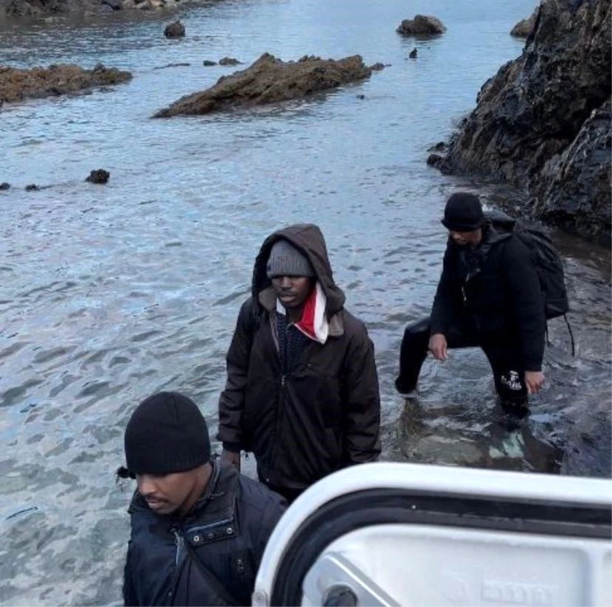 İzmir\'de botları batan 3 yabancı göçmen kurtarıldı