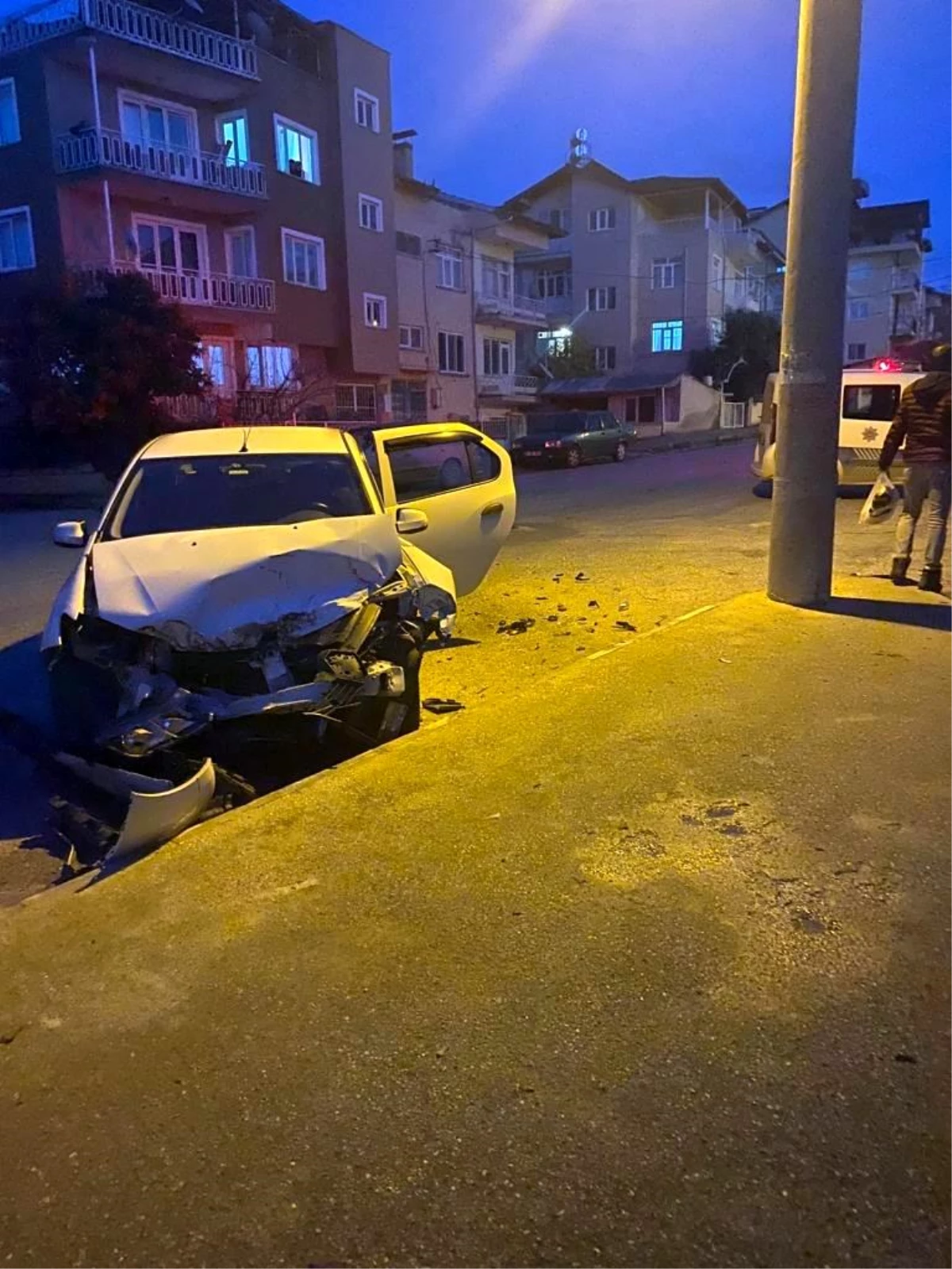 Burdur\'da kavşakta trafik kazası: 3 yaralı
