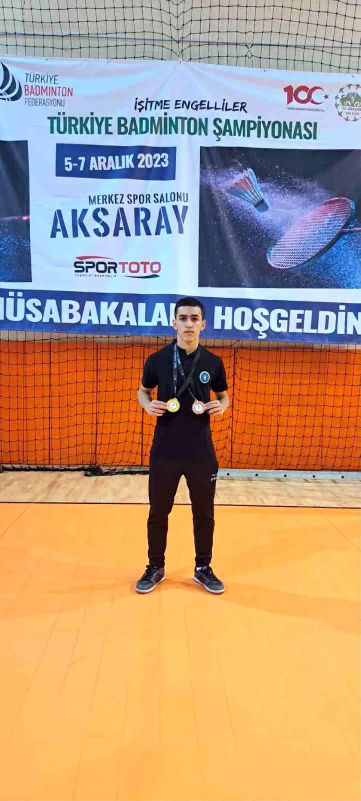 İşitme Engelliler Badminton Türkiye Şampiyonası\'nda Bursa Büyükşehir Belediyesporlu Mert Nurettin Aydın 2 madalya kazandı