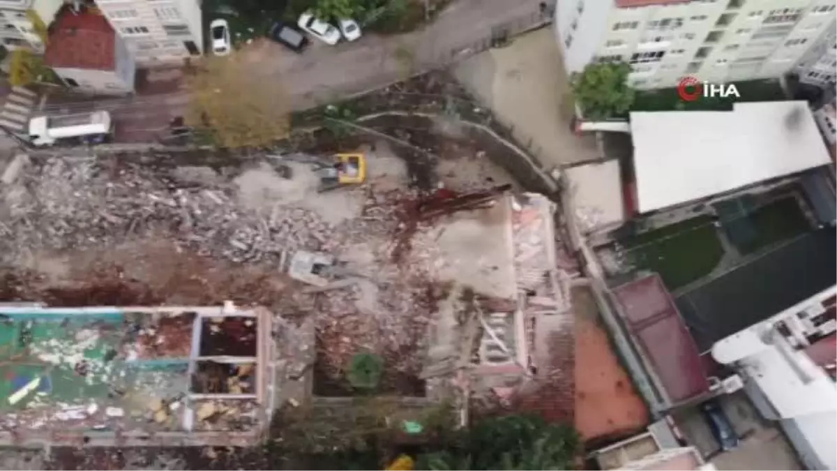 Bursa\'daki deprem sonrası yetkililer harekete geçti, tarihi okul yıkılıyor