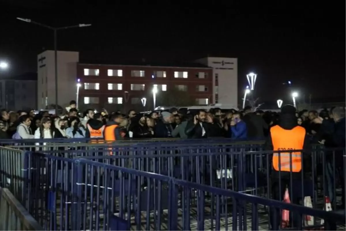 İranlı turistler Van'da Ebi konserine alınmadı