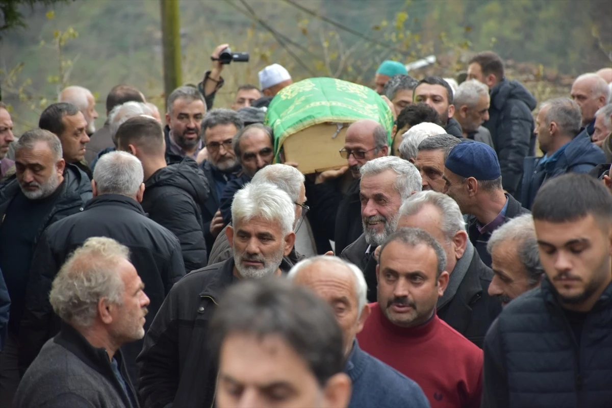 Erzurum Atatürk Üniversitesi\'ndeki Öğretim Üyesi Doç. Dr. Rıdvan Küçükali\'nin Cenazesi Sürmene\'de Defnedildi