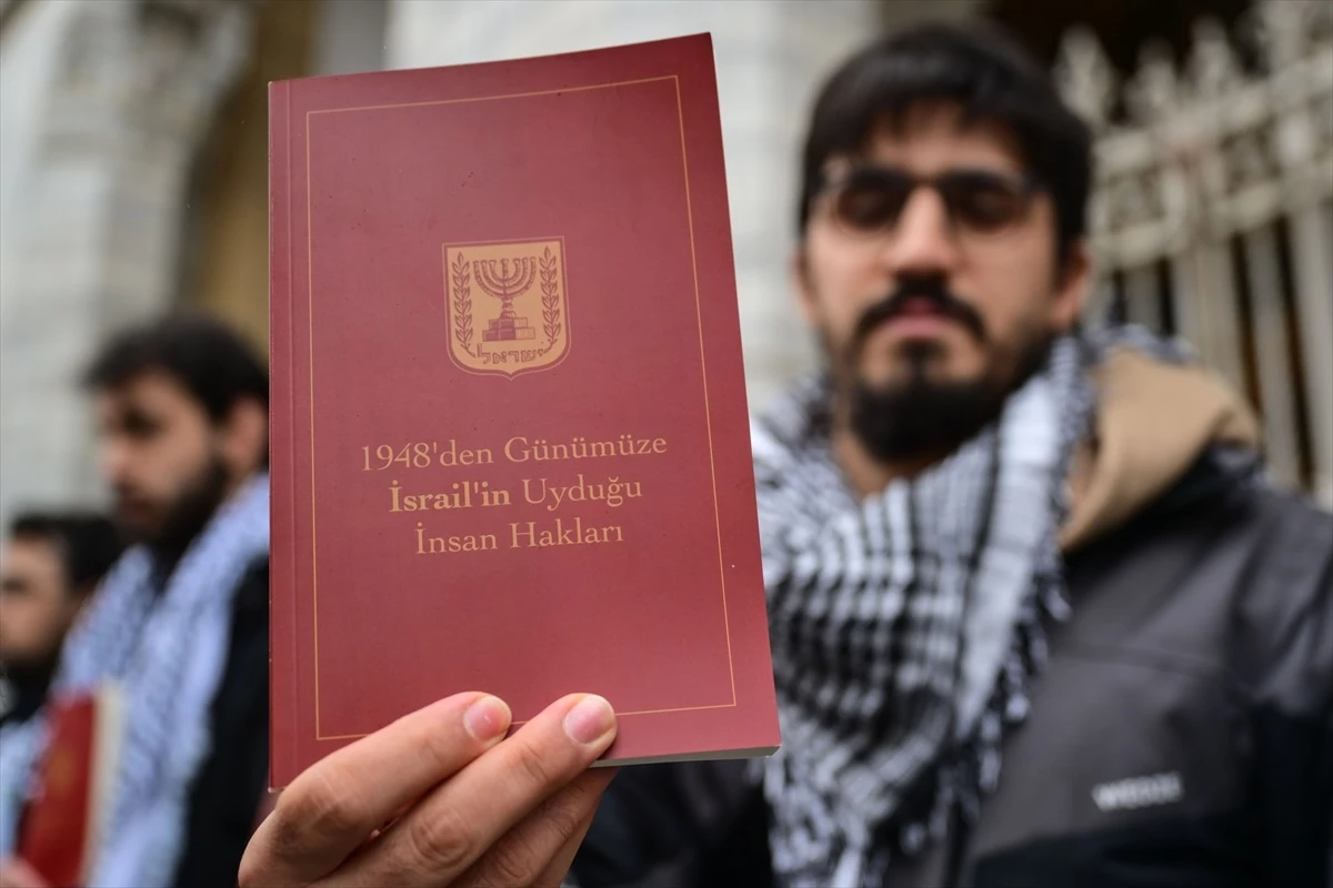 Filistin İnisiyatifi Gönüllüleri İsrail\'in İnsan Hakları İhlallerini İçeren Kitabı Postaya Verdi