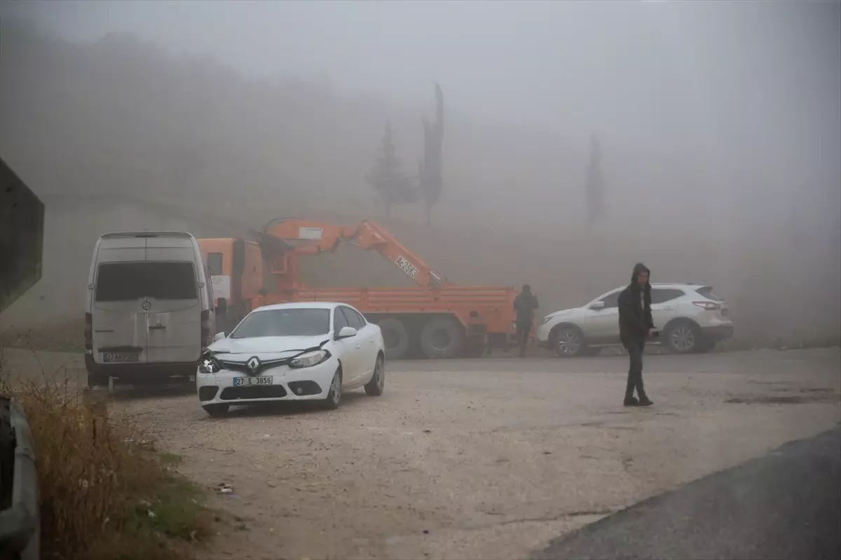 Gaziantep\'te vinç ile yolcu minibüsü çarpışması: 9 yaralı