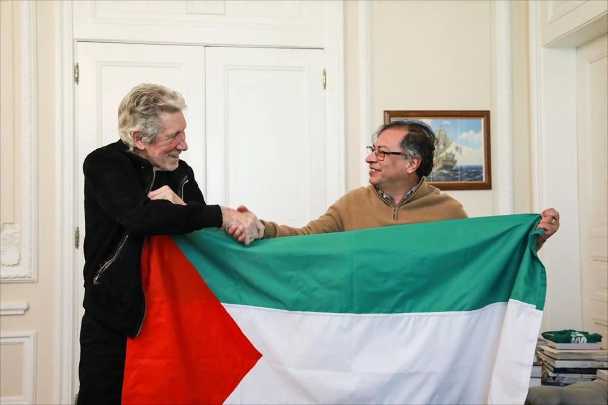 Roger Waters ve Gustavo Petro Filistin bayrağı açtı