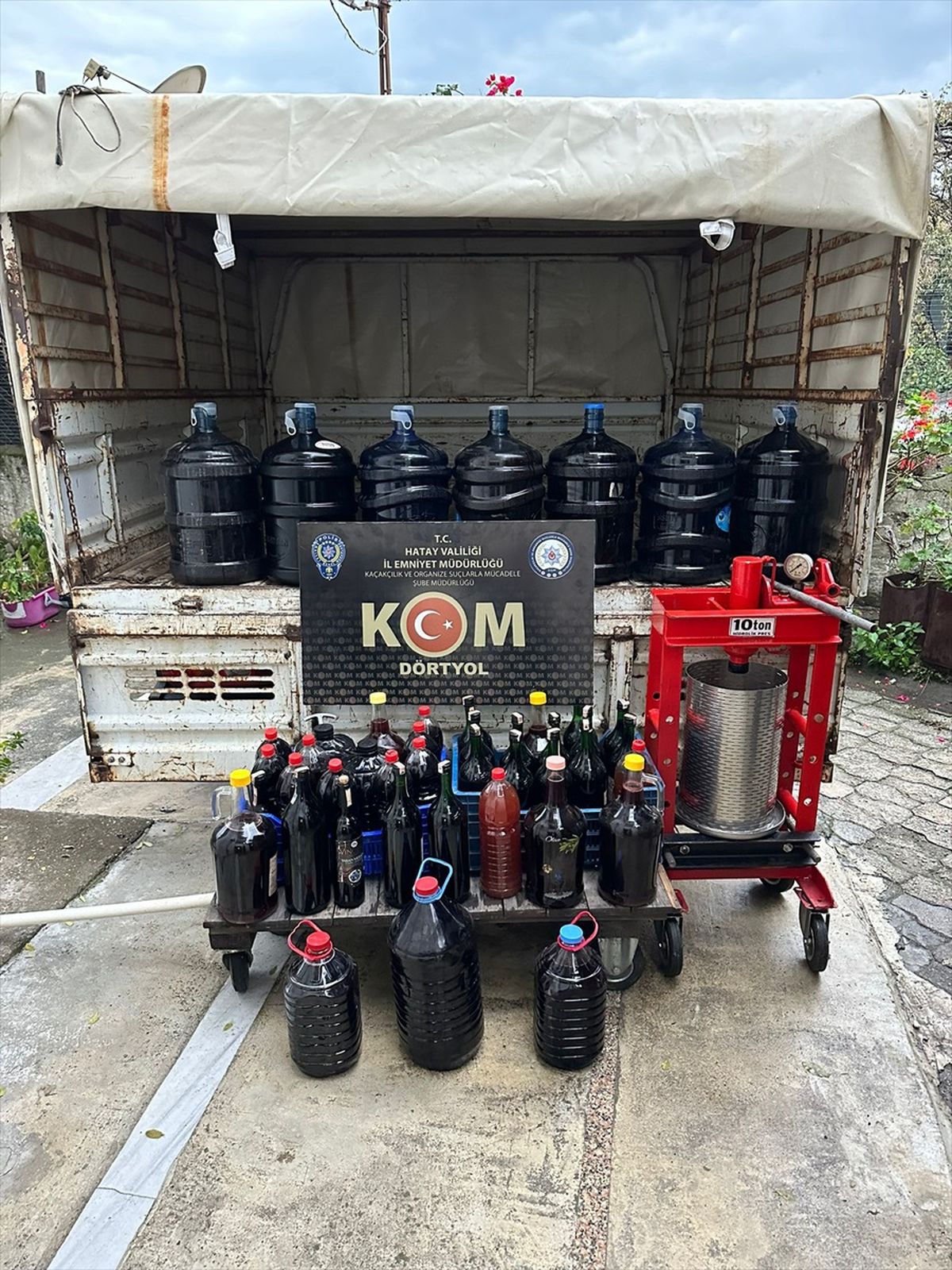 Hatay\'da sahte içki operasyonu: 224,5 litre ele geçirildi