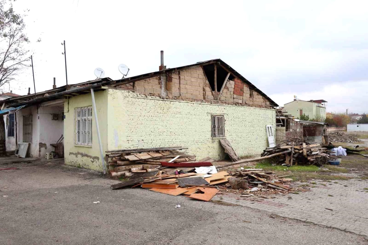 Elazığ Belediyesi, yangın ve deprem zararı gören ailenin evini yeniliyor