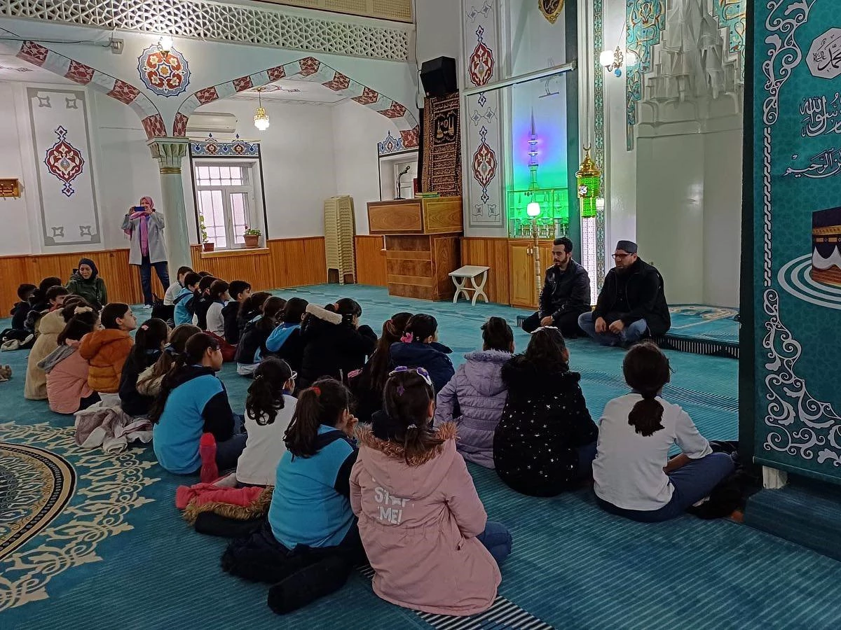 Eskişehir\'de İlkokul Öğrencileri Ali Çavuş Cami\'ni Ziyaret Etti