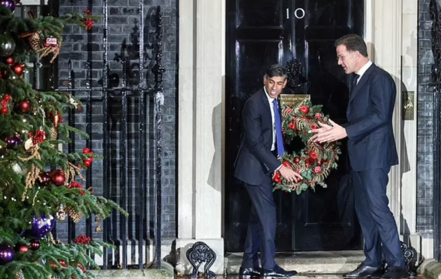 İngiltere Başbakanlık konutunun kapısı içeriden kilitlenince İngiltere Başbakanı ve Hollandalı mevkidaşı dışarıda kaldı