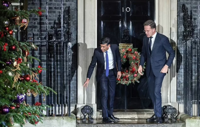 İngiltere Başbakanlık konutunun kapısı içeriden kilitlenince İngiltere Başbakanı ve Hollandalı mevkidaşı dışarıda kaldı