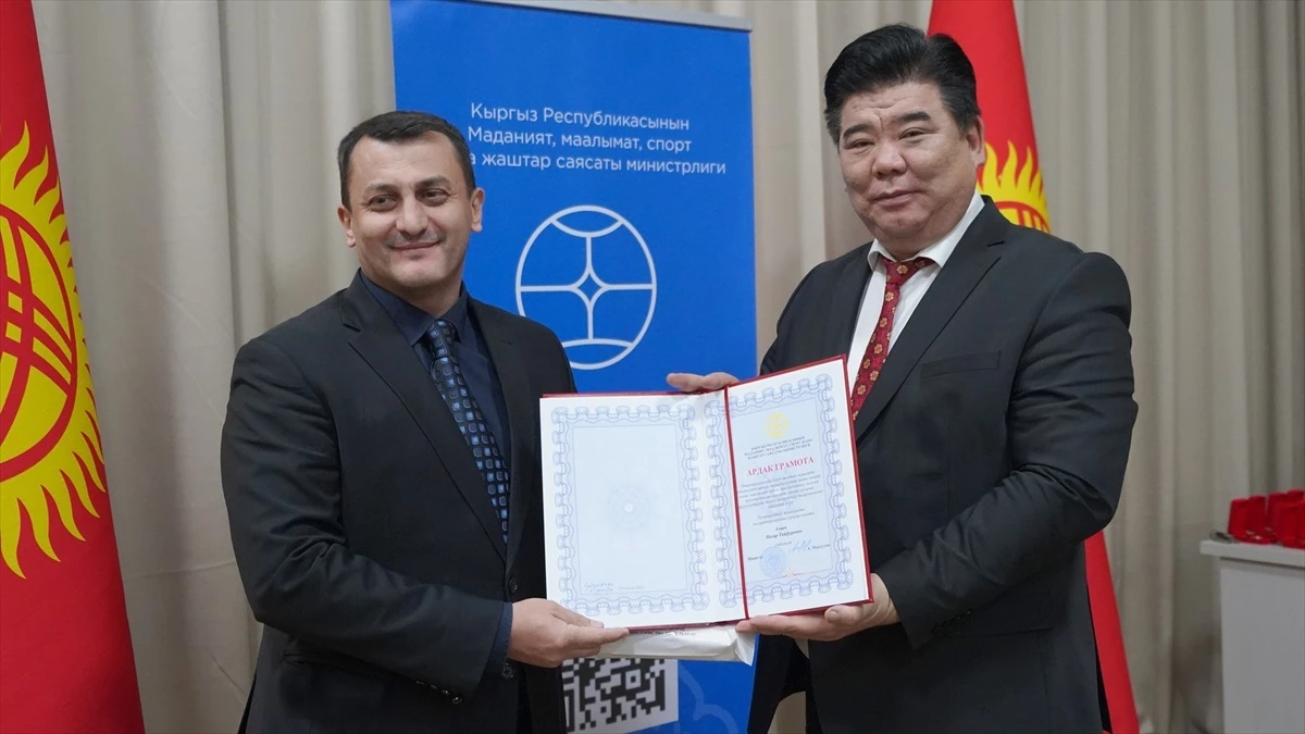 Kırgızistan Kültür, Enformasyon, Spor ve Gençlik Politikası Bakanlığı AA muhabiri Nazir Aliyev\'e ödül verdi