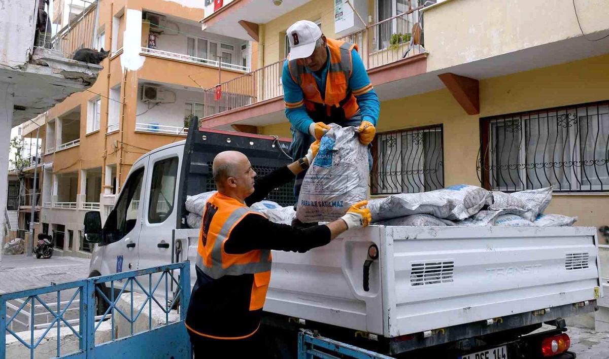 Kuşadası Belediyesi Yakacak Yardımı Sürdürüyor