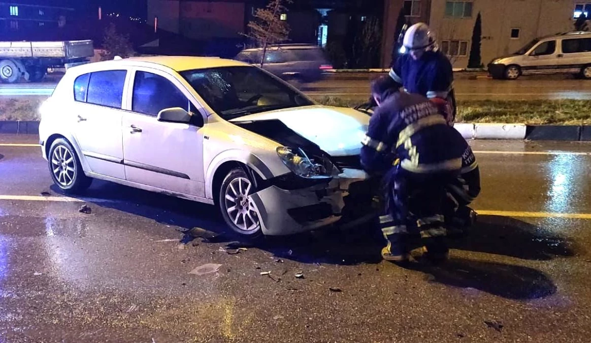 Kütahya\'da Otomobil Çarpışması: 2 Kişi Yaralandı