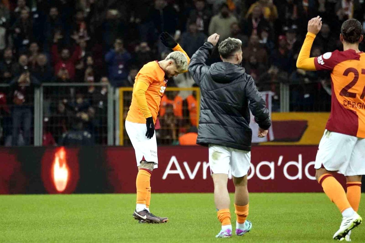 Mauro Icardi, Adana Demirspor maçının ardından taraftarlara 3\'lü çektirdi