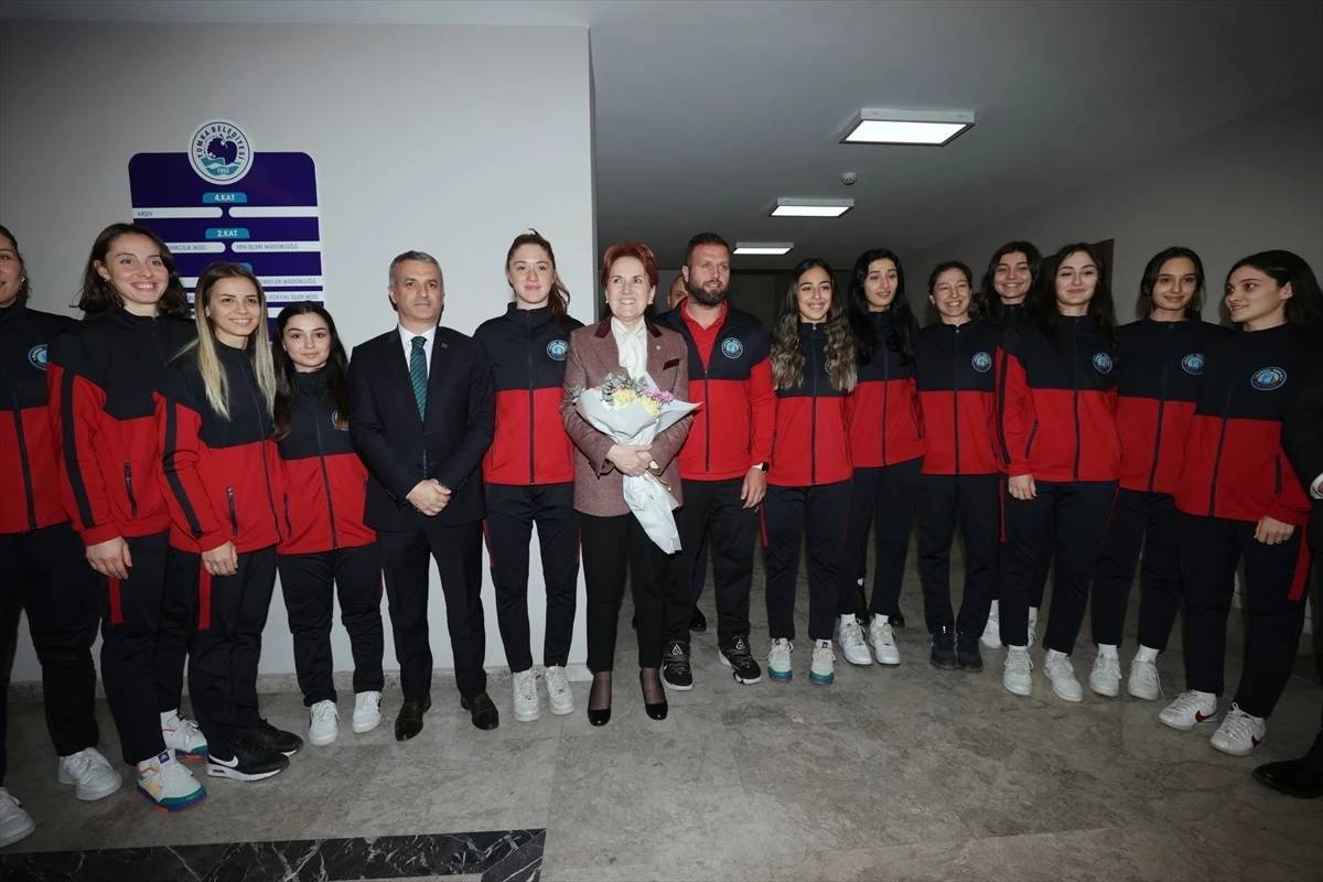 Meral Akşener, Trabzon\'da vatandaşlarla buluştu