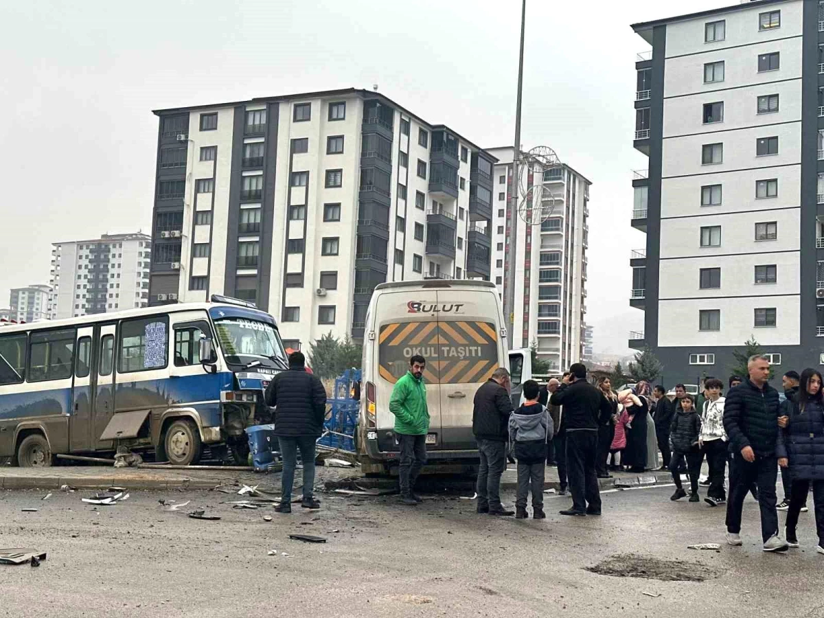 Malatya\'da öğrenci servisi ile yolcu minibüsünün çarpıştığı trafik kazasında 5\'i öğrenci 6 kişi yaralandı
