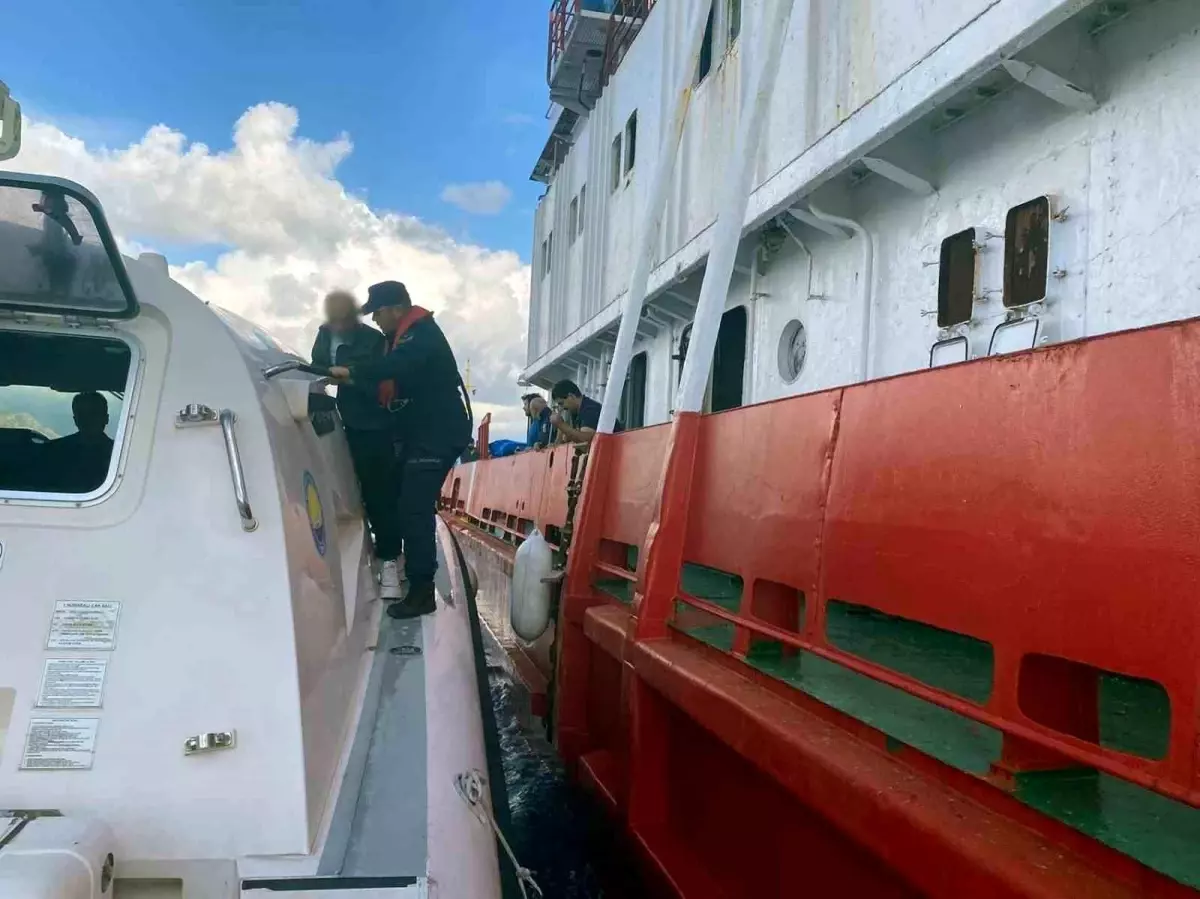 Muğla\'da Ticari Gemide Rahatsızlanan Vatandaş Tıbbi Tahliye Edildi