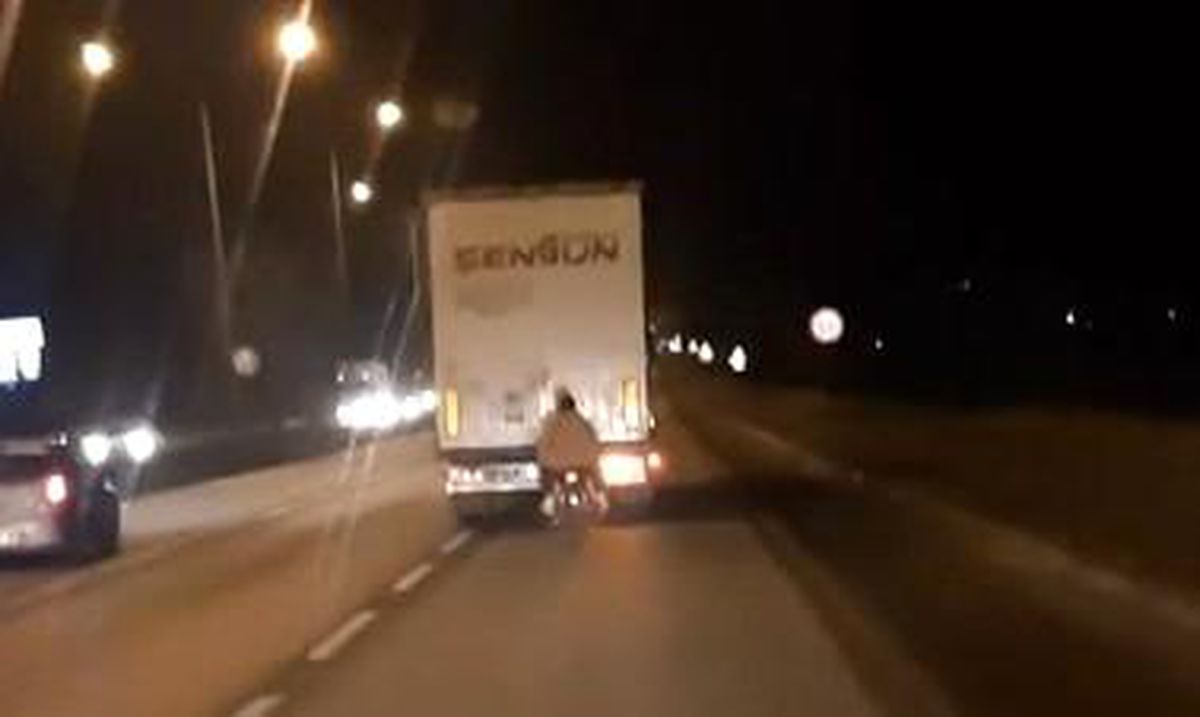 Eskişehir\'de Tehlikeli Motosiklet Yolculuğu