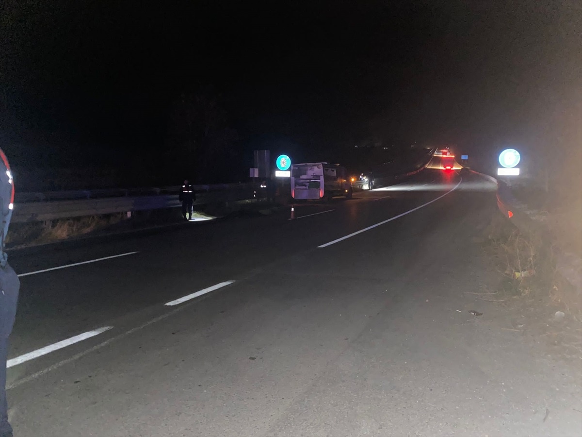 Tokat\'ta otomobilin çarpmasıyla yola savrulup kamyonun altında kalan kişi yaşamını yitirdi