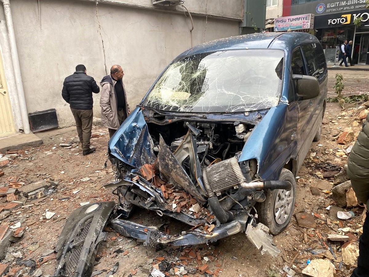 Adıyaman\'da yıkımı yapılan bina çevreye zarar verdi