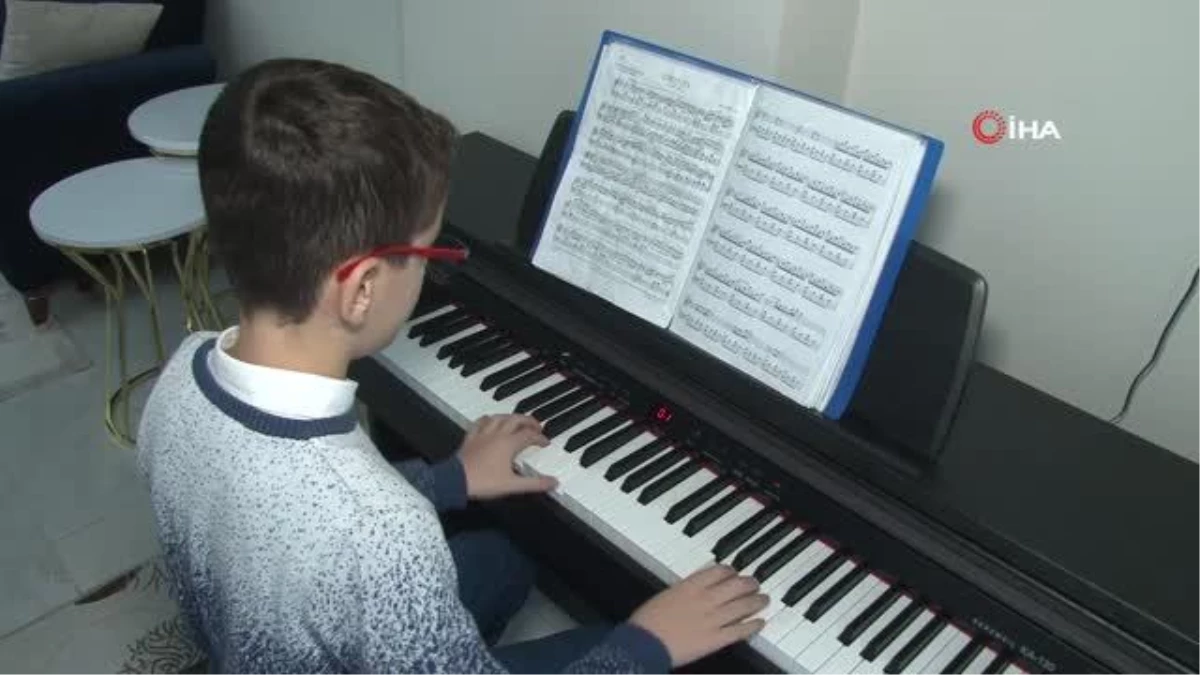 Diyarbakır\'da 13 yaşındaki öğrenci piyanist olarak tanınıyor