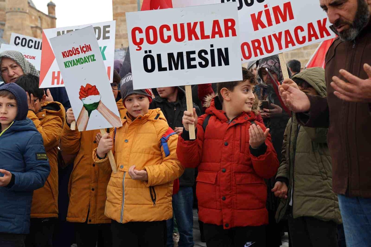 4 yaşındaki Hafsa Çakmak: "Filistin\'deki çocuklar bizim kardeşimizdir. Hiçbir yerde çocuklar ölmesin"
