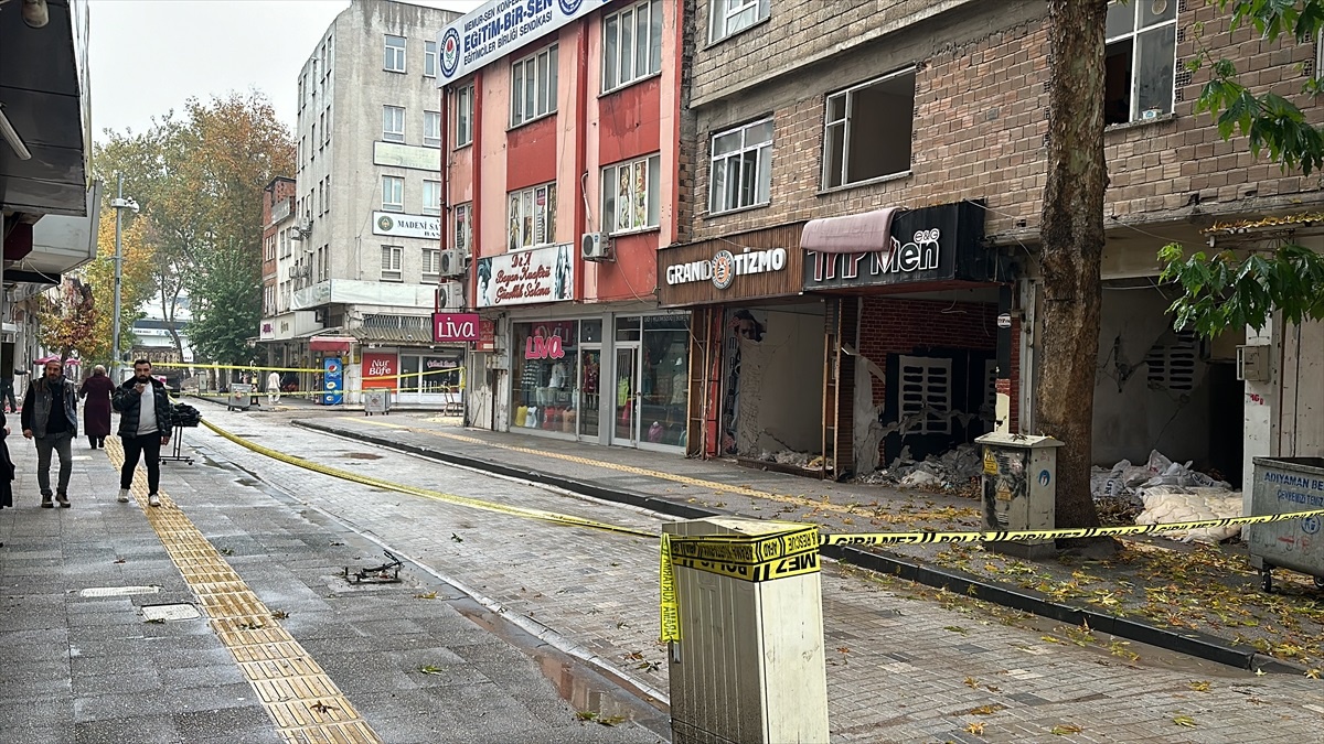 Adıyaman\'da sağanak sonrası ağır hasarlı bina kontrollü şekilde yıkıldı