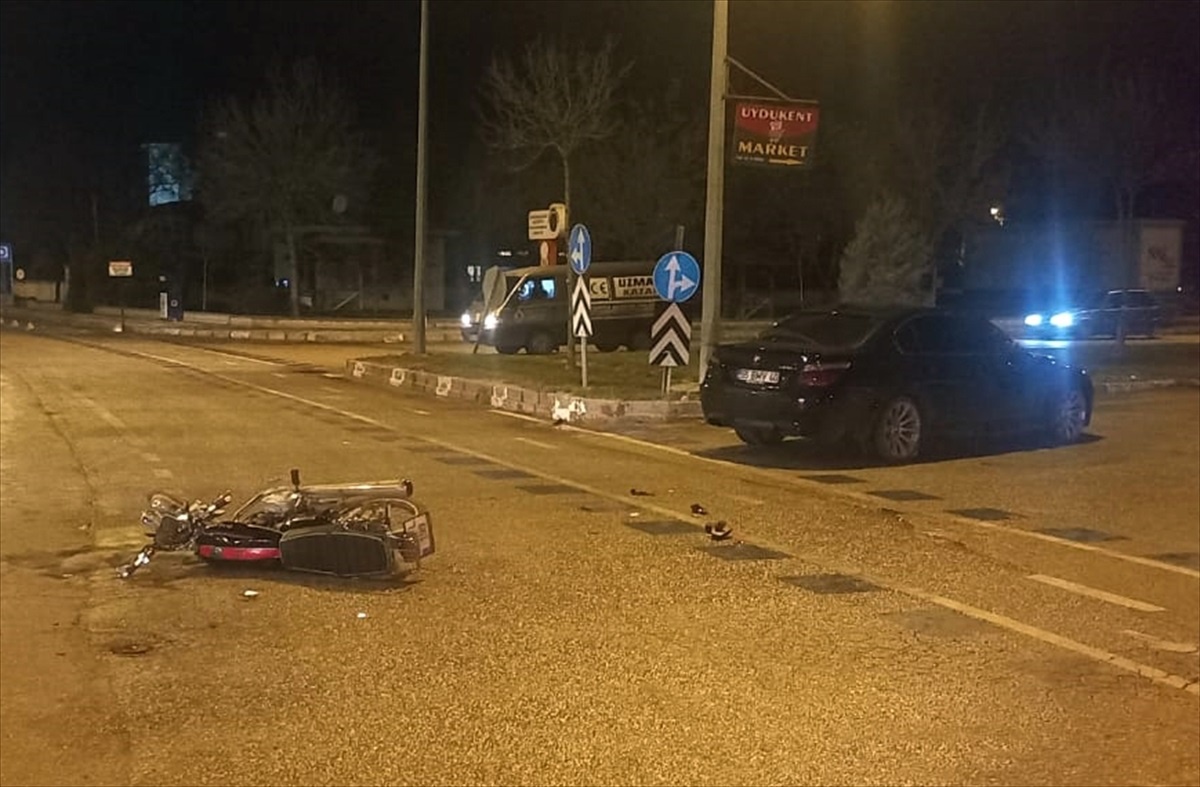 Afyonkarahisar\'da otomobil ile motosiklet çarpışması: 2\'si çocuk 3 kişi yaralandı