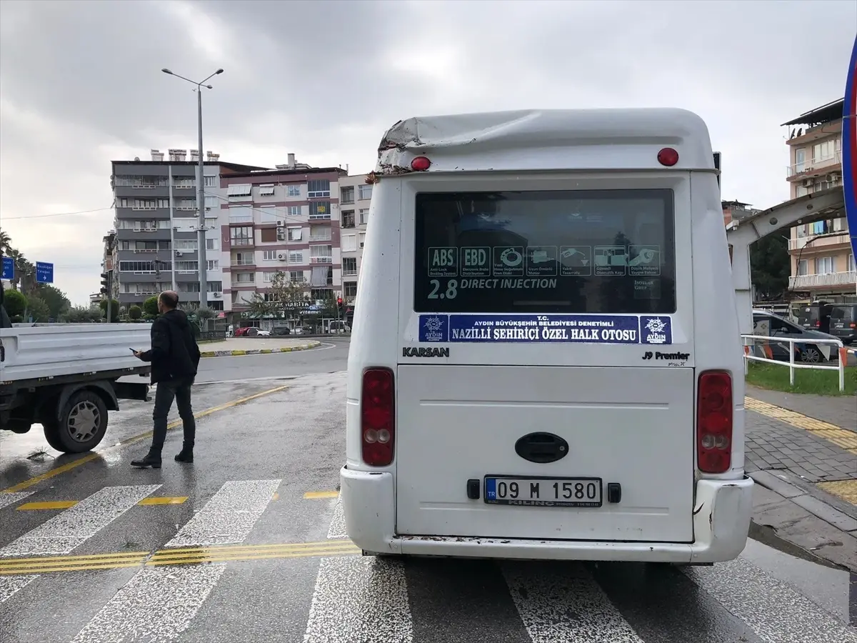 Nazilli\'de Sağanak ve Rüzgarın Etkisiyle Ağaç Devrildi