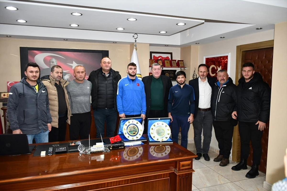 Alaplı Belediye Başkanı Nuri Tekin, güreşçi Alperen Atar\'ı ödüllendirdi