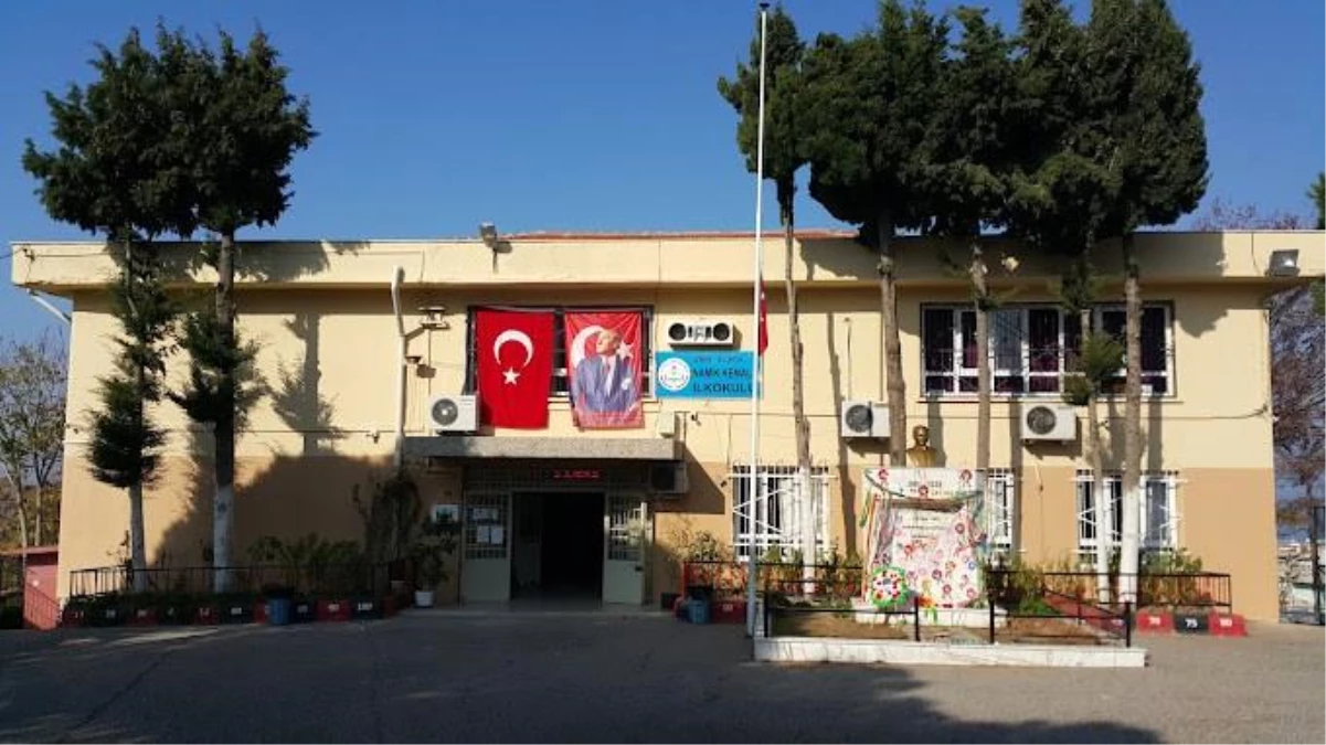 İzmir\'de 55 yıllık okul deprem yönetmeliğine uygun hale getirilmesi amacıyla yıkıldı