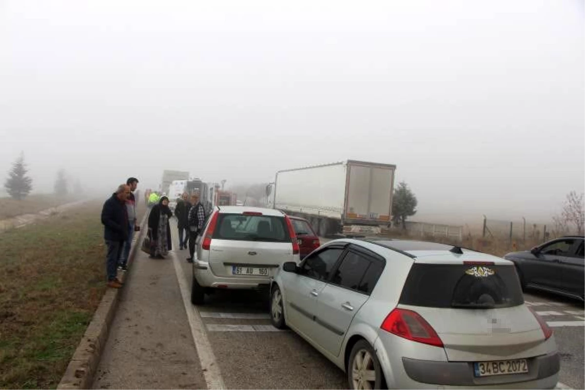 Amasya\'da yoğun sis nedeniyle zincirleme trafik kazaları: 5 yaralı