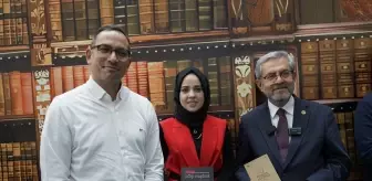 Ankara Üniversitesi Rektörü Prof. Dr. Necdet Ünüvar ve kızı Ayşe Beyza Ünüvar, Ankara Kitap Fuarı'nda okurlarıyla buluştu